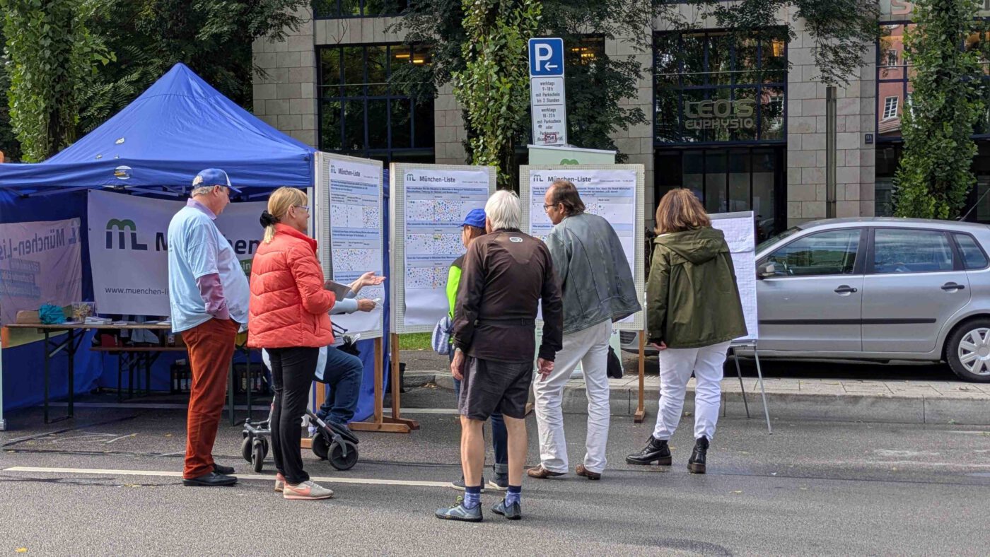 Diskussion und Umfrage auf dem Stand der München-Liste
