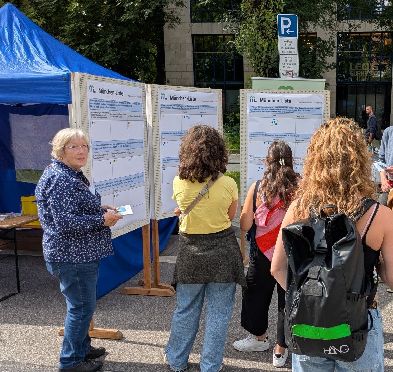 Umfrage der München-Liste auf dem Corso Leopold 2025